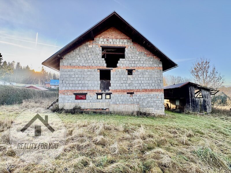 Rozestavěný rodinný dům v obci Jesenný, okr. Semily