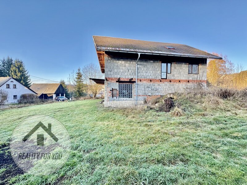 Rozestavěný rodinný dům v obci Jesenný, okr. Semily