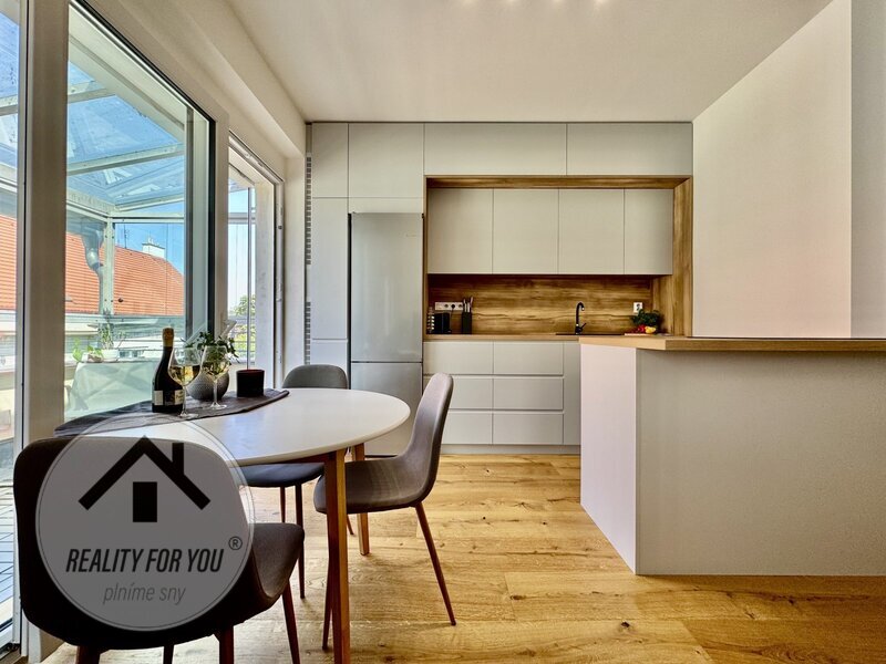 Moderní a nadčasový byt 2+kk s krásnými terasami, ul. U Balabenky - Praha 8