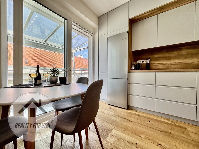 Moderní a nadčasový byt 2+kk s krásnými terasami, ul. U Balabenky - Praha 8