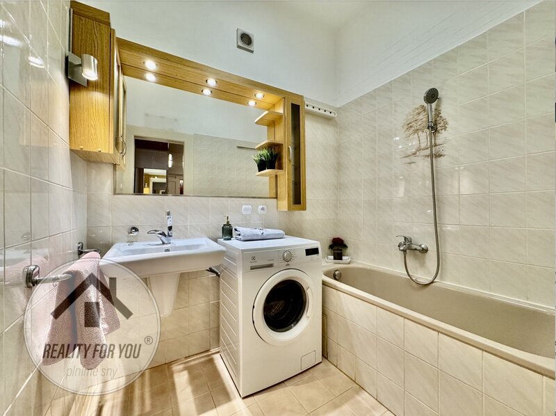 Prodej velkého bytu 3+kk v osobním vlastnictví na skvělé adrese ul. Heydukova - Praha 8