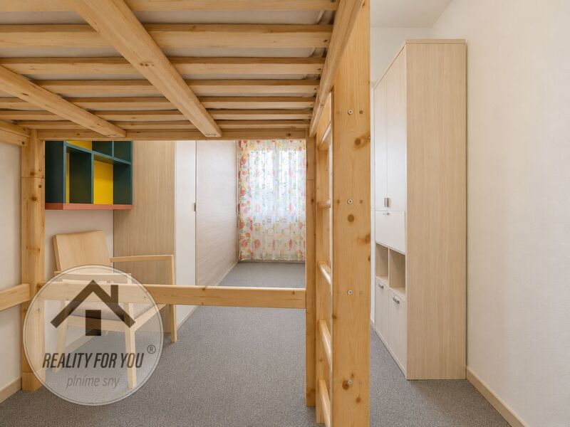 Prodej rodinného bytu 3+kk s garážovým stáním v oblíbené lokalitě Prahy - Běchovice