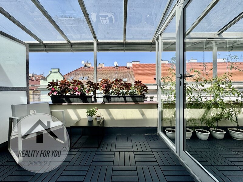 Pronájem nadstandardně řešeného bytu 2+kk se dvěmi terasami v ul. U Balabenky, Praha 8