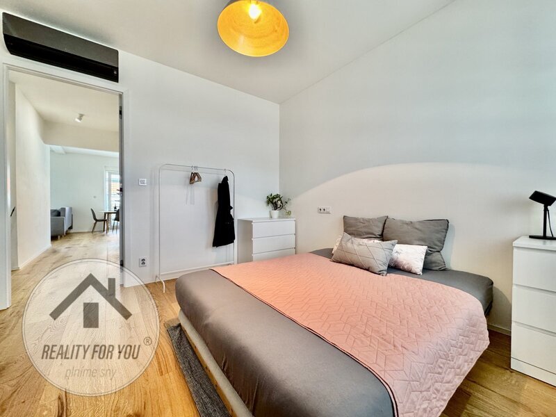 Pronájem nadstandardně řešeného bytu 2+kk se dvěmi terasami v ul. U Balabenky, Praha 8