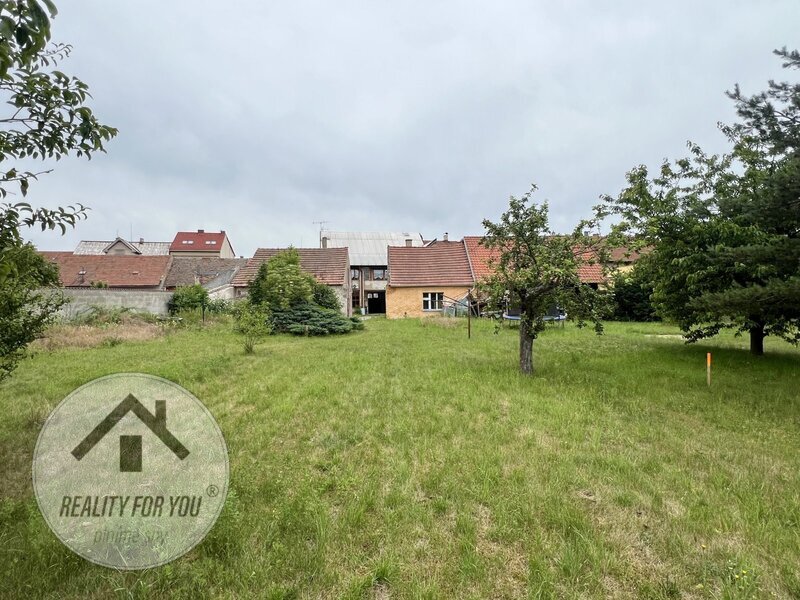 Prodej rovinatého pozemku 607 m² + 75 m² parkoviště v Kostelci nad Labem