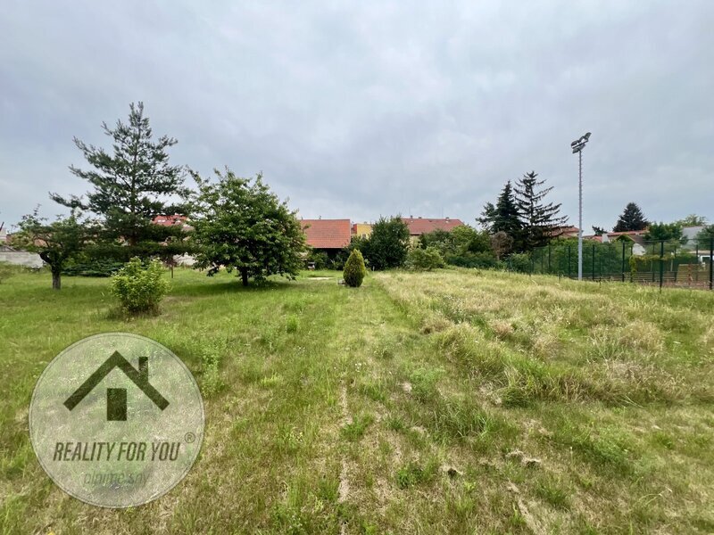 Prodej rovinatého pozemku 785 m² + 75 m² parkoviště v Kostelci nad Labem