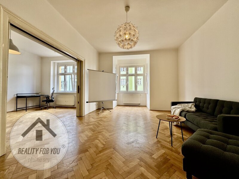 Prodej bytu 3+1 s velkorysou podlahovou plochou 125 m2, ul. Drahobejlova, Praha 9