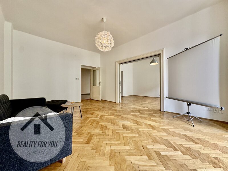 Prodej bytu 3+1 s velkorysou podlahovou plochou 125 m2, ul. Drahobejlova, Praha 9