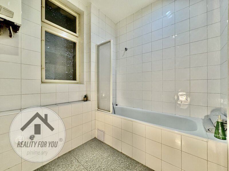 Prodej bytu 3+1 s velkorysou podlahovou plochou 125 m2, ul. Drahobejlova, Praha 9